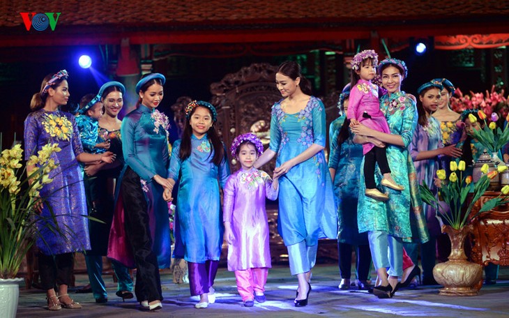 Soirée des ao dai au Temple de la Littérature - ảnh 6